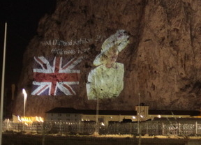 Reino Unido reta a España proyectando una imagen de Isabel II en el Peñón de Gibraltar