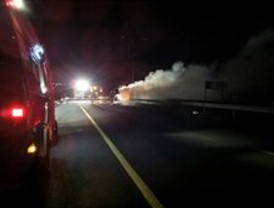 Restablecido el tráfico en la A-49 tras el incendio de una furgoneta cargada de plaguicidas