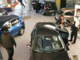 Las ventas de coches se hunden un 27,6% en febrero y acumulan ocho meses a la baja