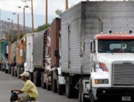 Unas 100.000 personas participan en la ofrenda floral a la Virgen