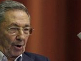 Castro abraza el dólar y elimina el impuesto de las remesas