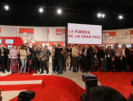 Chaves y Blanco tratan de animar a los candidatos socialistas con un baño de masas