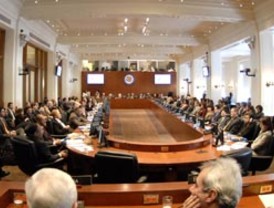 El jovencísimo hijo de Sarkozy renuncia a dirigir el distrito financiero de París