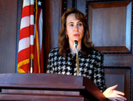 Giffords, aun en etapa peligrosa recuperación, debido a la hinchazón que presenta su cerebro