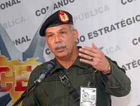 Uribe reacciona con una llamada telefónica a declaraciones de Correa