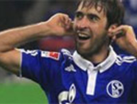 Raúl vuelve por sus fueros: un triplete goleador saca al Schalke de puestos de descenso
