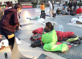 Los acampados pro-consulta vuelven a la plaza de Catalunya pese a la prohibición policial 