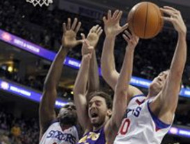 Lamar Odon y Pau Gasol salvan a Lakers en una mala noche de Kobe Bryant