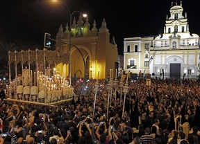 Sevilla celebra su Madrugá sin necesidad de mirar al cielo