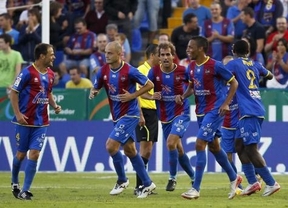 El Málaga consigue una importantísima victoria ante el Levante (1-0) y se 'cuela' en la Champions