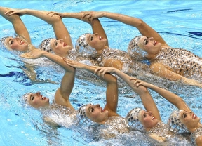 El agua nos da otra medalla: bronce para las chicas de natación sincronizada por equipos