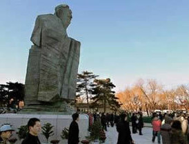 Estatua de Confucio a un lado de Mao en Tiananmen