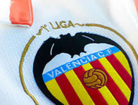 Directivos del Valencia negocian con Arsenal préstamo de Vela