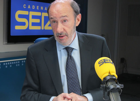 Rubalcaba 'condena' a Rajoy: "no tiene salida", "hipotecó su suerte" con Bárcenas"