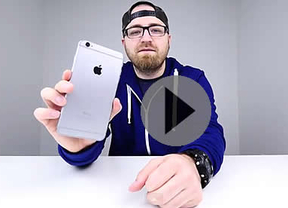 Un usuario demuestra cómo se dobla el iPhone 6 en un vídeo