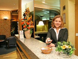 Zapatero sigue haciendo campaña desmintiendo a la oposición