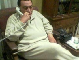 Mubarak renuncia y entrega el poder a los militares