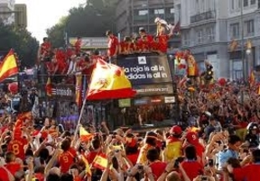 La selección española festejando por las calles de Madrid su victoria 