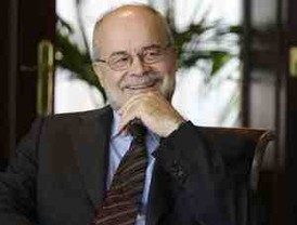 Zapatero vuelve a los corrillos y habla de Felipe y de Solchaga