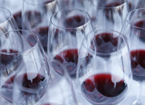 El PSOE pide a la Junta que evite la salida masiva de vino al mercado para que no caigan los precios