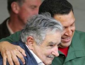 Chávez recibe a Mujica en el Palacio de Miraflores