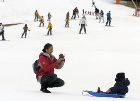 Pistoletazo de salida a la temporada de esquí: las estaciones prevén atraer 30.000 nuevos esquiadores que se gastarán 150 euros de media