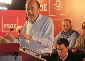 ... y Rubalcaba 'pasa' de su rival y busca el apoyo de los alcaldes para iniciar la reconquista