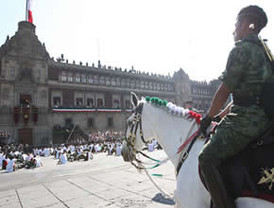 FCH acompañado de los titulares de la Defensa y Marina presencio desfile conmemorativo Centenario Revolución