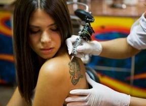 Sanidad advierte de los riesgos de hacerse tatuajes y piercings en verano