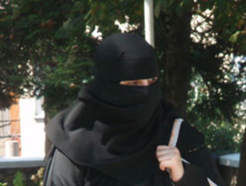 La prohibición del burka en espacios municipales de Lleida entrará en vigor el 9 de diciembre