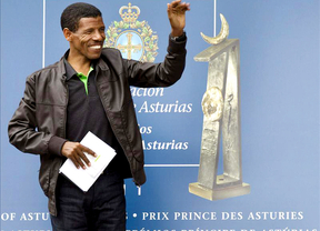 Gebrselassie cumple el sueño de su vida: recibe el Príncipe de Asturias de los Deportes