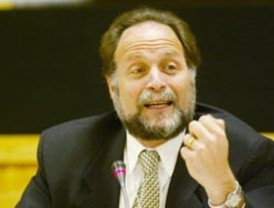 González urge a revisar las pensiones antes de que llegue 'una crisis de pagos'