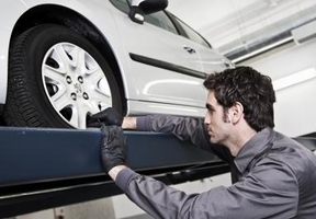 El vendedor no puede imponer revisar el coche en un taller concreto para mantener la garantía.