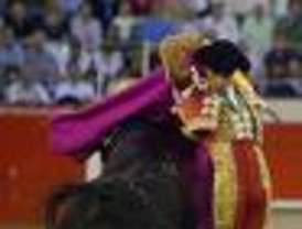 Abella hace el paseíllo con 'José Tomás, un torero de leyenda'