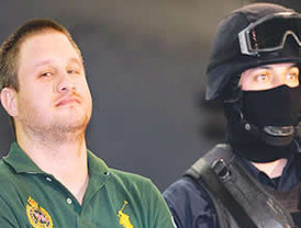 Thomas Shannon le pide a Chávez que no reprima y que escuche a sus críticos