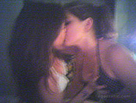 Nuevas fotos de Vanessa Hudgens desnuda y besando a otra actriz