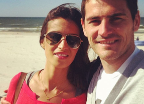 Casillas y Carbonero aprovechan el día de descanso de La Roja para disfrutar de un romántico día de playa