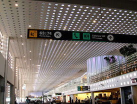 Miles de españoles esperan horas de cola bajo la lluvia para visitar el Congreso