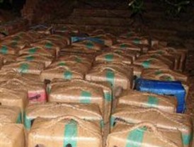 Intervenidas cerca de dos toneladas de hachís en una playa de Torrox