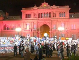 Una multitud se acercó a la Plaza de Mayo para homenajear a Néstor y apoyar a Cristina