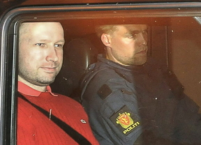 El asesino de Oslo podría librarse de la cárcel tras calificarle los médicos de 'psicótico'