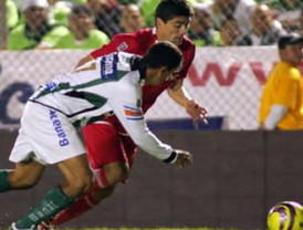 Merkel le devuelve a Zapatero la 'faena' de pedir el voto para el rival político, pero con mucho talante