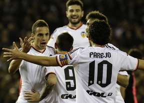 El Valencia se lleva el duelo por la 'Champions' ante un impotente Sevilla