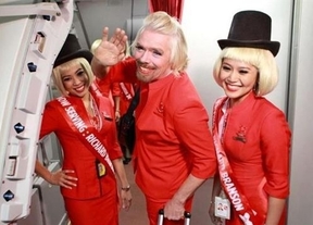 Branson, una 'azafata millonaria' para Air Asia