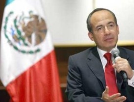 Los autores del artículo sobre la caza de un oso por el Rey, ante Marlaska