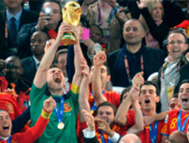 Almunia le envía un recado al Gobierno: 'La subida del IVA no es la única alternativa para reducir el déficit'