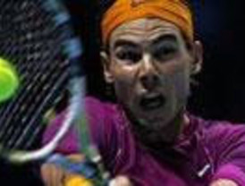 Nadal sigue siendo 'Súper': derrota fácil a Djokovic y avanza hacia el título de 'Maestro'