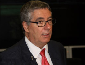 La bandera nacional, por 'primera vez' en el exterior de Ajuria Enea