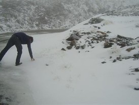Cerradas al tráfico 15 carreteras en Andalucía por lluvia y nieve