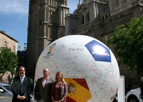 El 'Balón de los Deseos' llega a Toledo para promocionar el Mundial de Fútbol de Brasil